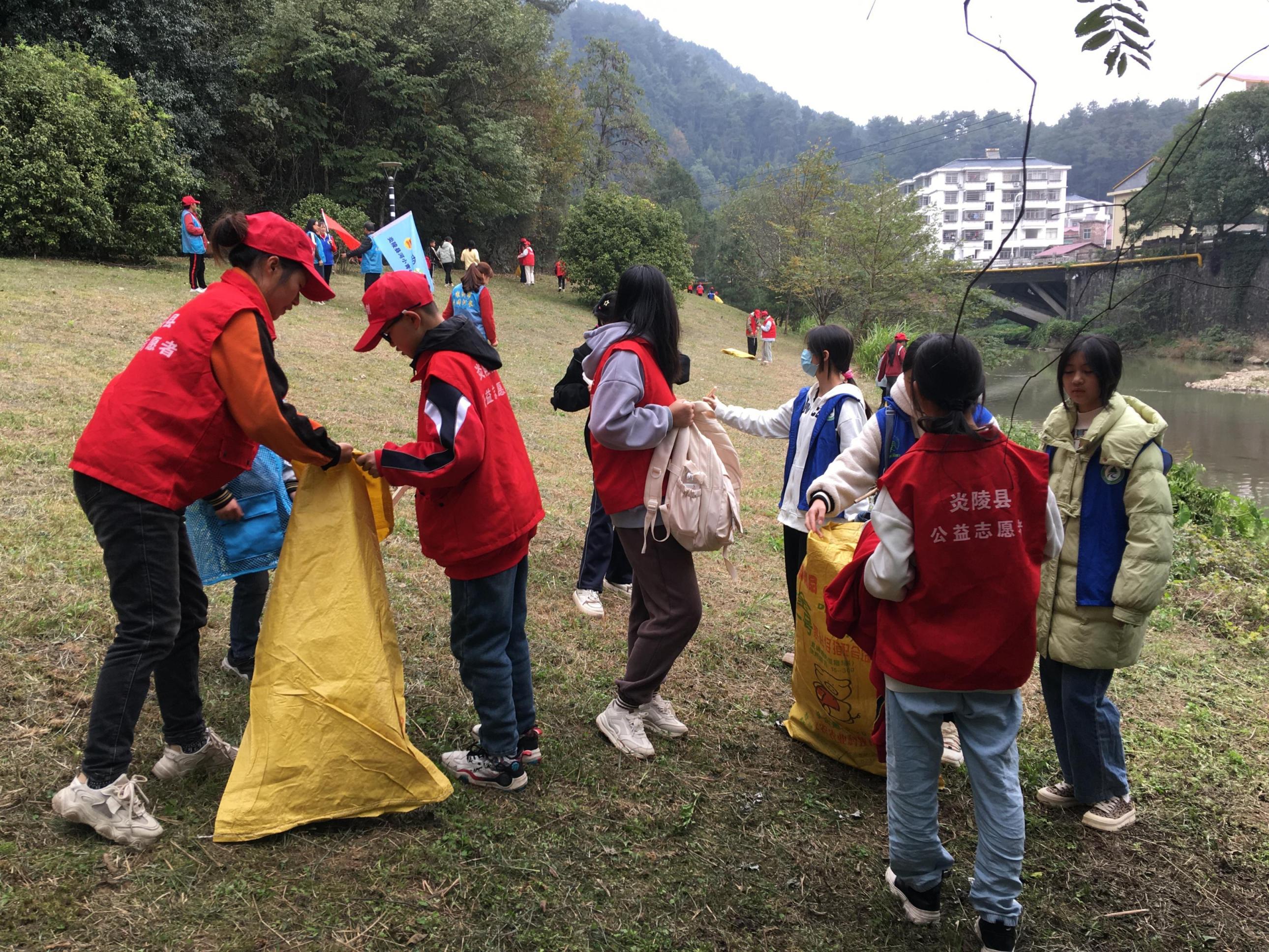 11.27“炎陵河小青·奋进新征程”的净滩宣传活动1.jpg