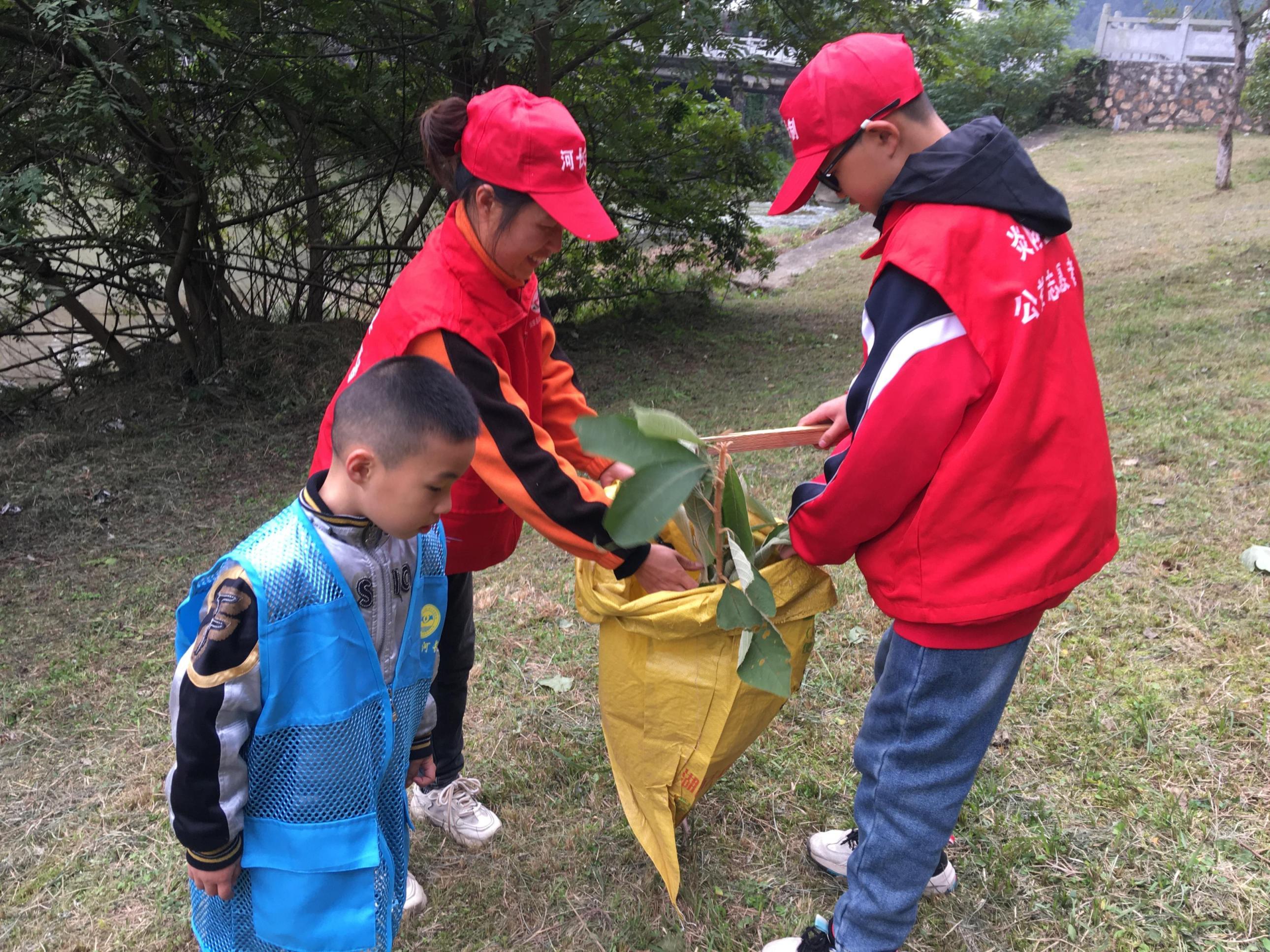 11.27“炎陵河小青·奋进新征程”的净滩宣传活动2.jpg