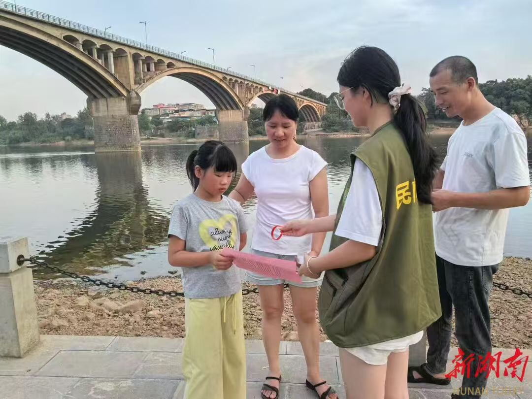 8.8祁阳市志愿者筑防溺水2.jpg