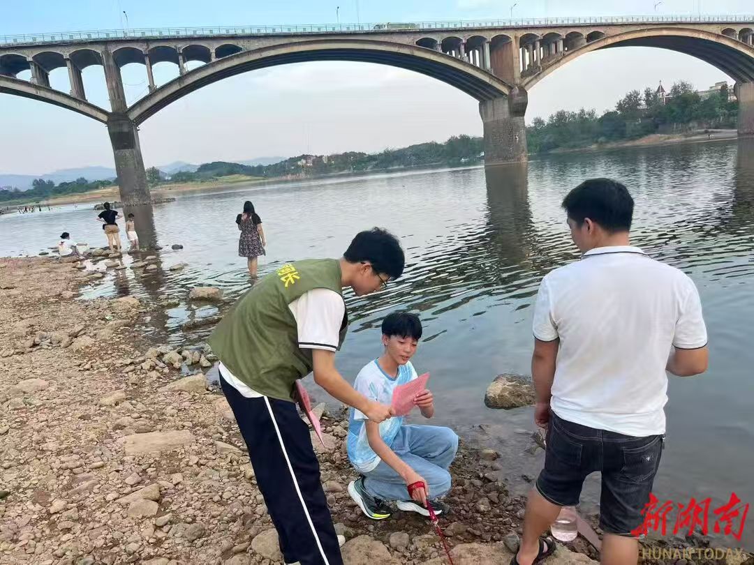 8.8祁阳市志愿者筑防溺水3.jpg