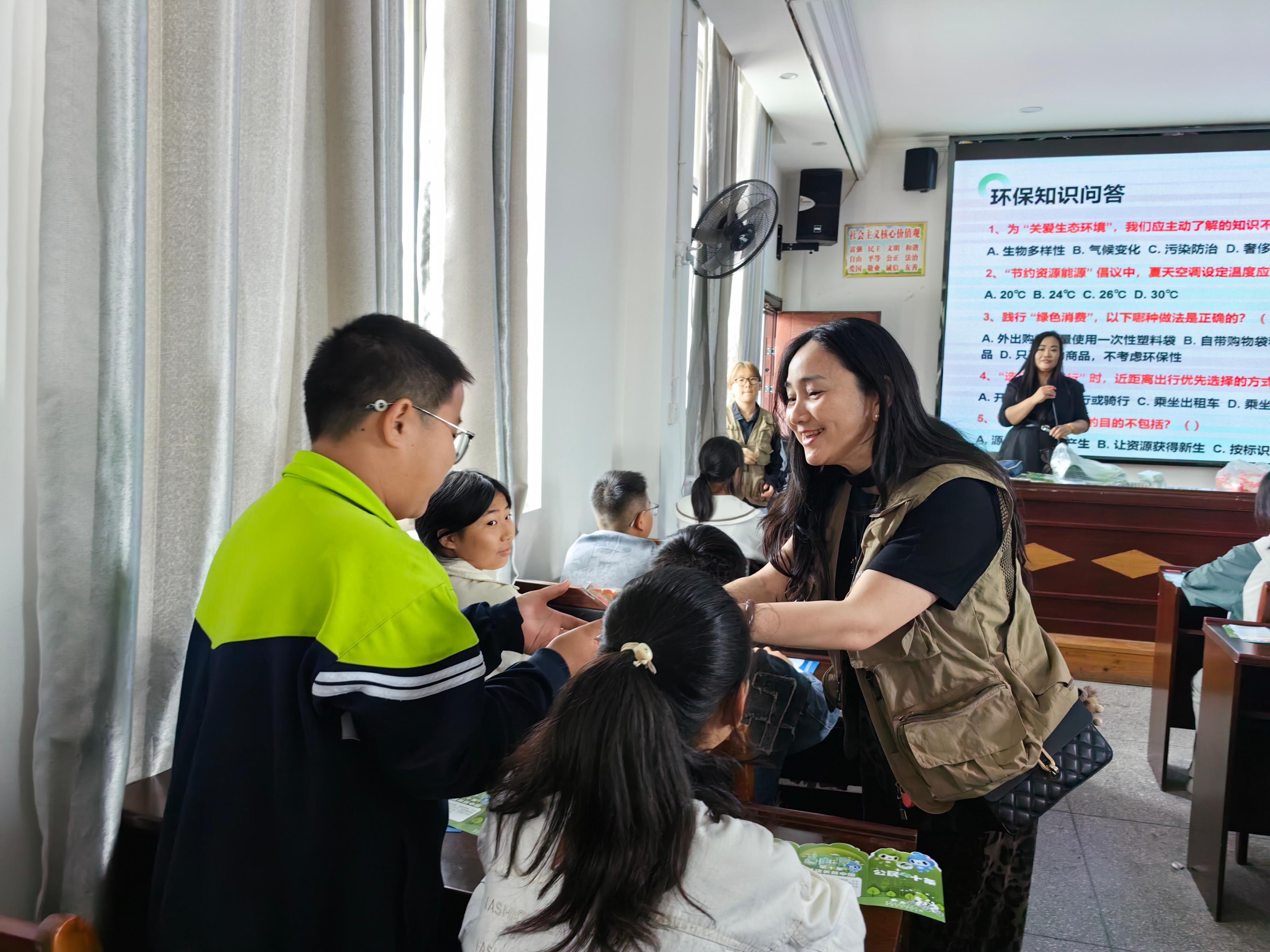 10.22环境普法进校园！溆浦两校青少年沉浸式解锁“环保法治课1”.jpg