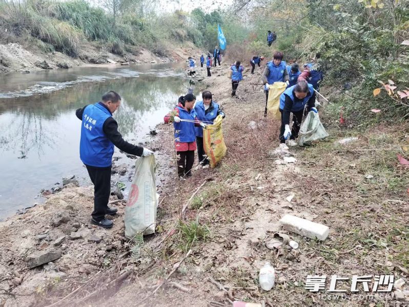 开展巡河净滩志愿服务活动。